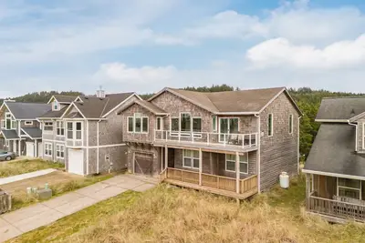 Image de Pelican Watch - - Block from Beach w/Hot Tub Dog Friendly