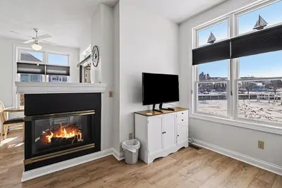 Image de Marina Studio- King Bed, No Steps