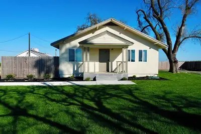 Image de Great for groups: Romantic farmhouse with lawn space and parking.
