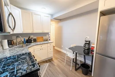 Image de 2 Bedroom apartment free parking near transit