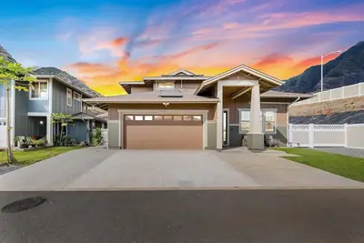 Image de 3-bedroom house in Mākaha Valley with possibility to add Adu if available