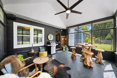 Image de Designer Retreat • Mins to Avalon & Downtown Alpharetta • Fire Pit • Fenced Yard