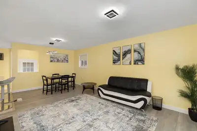 Image de Adorable 6-bedroom house with Ac in wonderful Redford