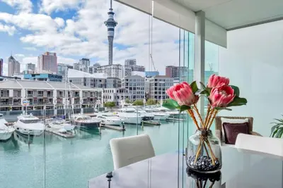 Image de Waterfront Marina Retreat – Pool, Gym & Parking