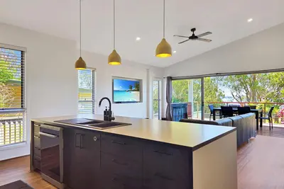 Image de Games Room ~ Large Deck w Bbq ~ Secure Yard ~ Air-Con