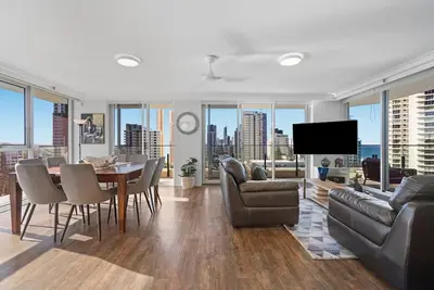 Beach Haven Getaway Broadbeach - WiFi, Parking