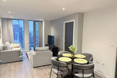Image de 2 chambres avec salle de bains privative dans le centre-ville
