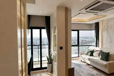 Image de Accès à la piscine et à la salle de sport à 360° de luxe avec vue sur le fleuve