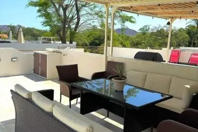 Image de Tropical 2nd floor Condo with Rooftop