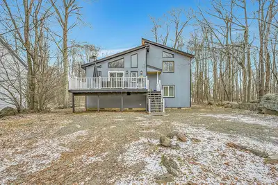 Image de Cozy Tobyhanna Escape - Hot Tub, Bbq & Backyard