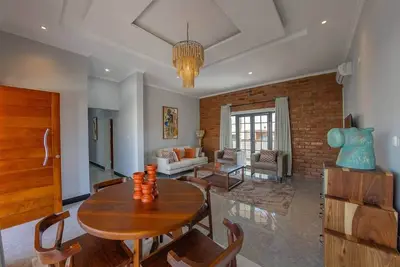 Image de Stylish Urban 2br|Secure & Quiet