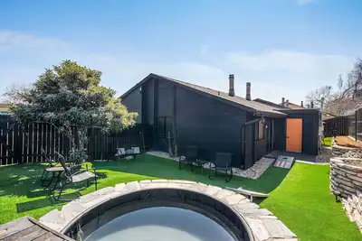 Image de The Orange Door - Unit A - Heated Plunge Pool