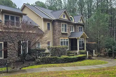 Image de Very desirable secure, gated 2-bedrooms 2 bath. Peaceful Beautiful back yard.