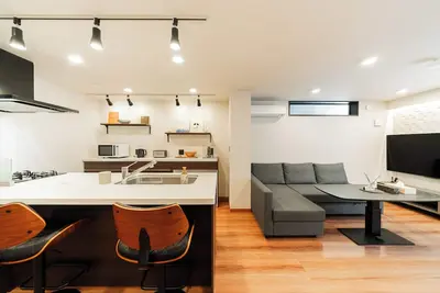 Image de 98 m2, Best Location, Free Parking, Luxury Private House, 5 min walk to station