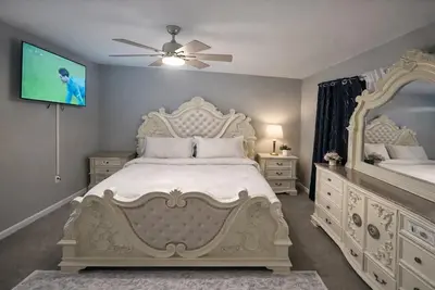 Image de Cozy 3-bedroom house in serene Worcester with fitness room and office