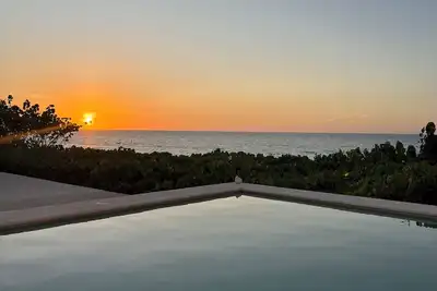 Image de Enjoy the beach and the sunset in this beautiful beachfront home