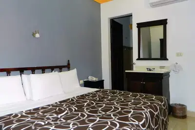Image de Comfortable Double Room in Mérida + Onsite Pool — Walk to Paseo Montejo