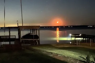 Image de Waterfront Lake House with Fishing Dock, Big Deck & Spectacular Sunsets