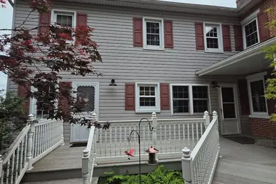 Image de 2-bedroom farm guesthouse surrounded by beautiful farmland with cozy charm