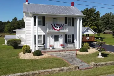 Image de The Baker Farmhouse | Hot Tub • Fast WiFi • Views