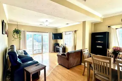 Image de Spacious 2-bedroom, 2 bathroom, 2 car parking just steps to beach.