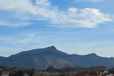 Image de F4 tout à pieds avec garage privatif vue montagne et échappée océan