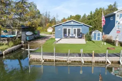 Image de Riverview Cottage Llc. \n\nCharming 2-bedroom cottage on Crooked River in Alanson.
