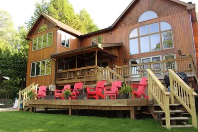 Image de Beautiful lakefront home perfect for multifamily vacation