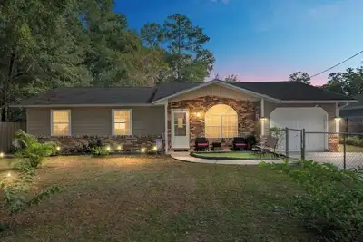 Image de Charming 3/2 pool home, fenced & dog friendly, close to Wec, Hits, Fast Swimming