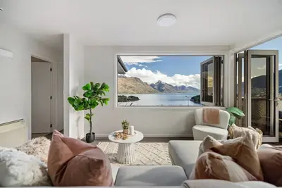 Image de Highly Sort After Panoramic Lake Views! Minutes from downtown Queenstown. 9b