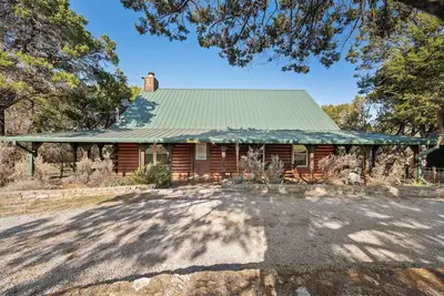 Image de Cute log cabin with wrap around porch in The Canyons near Lake Whitney