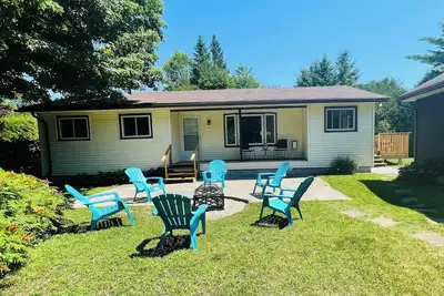 Image de Cozy 3 Bedroom Cottage in Beautiful Point Clark