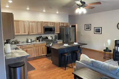 Image de Southside 2-bedroom guest suite, ground level with private entrance