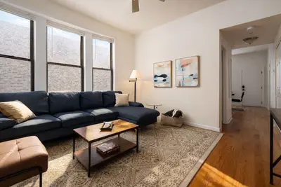 Image de Flexhome Ukrainian Village • 2br • Walkable + Private Balcony