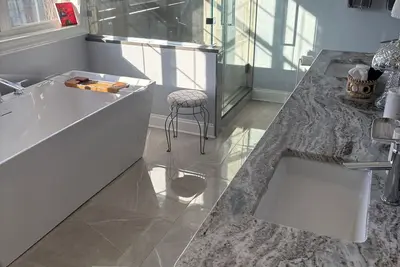 Image de Minutes to Acrisure, two balconies with city views, two car garage