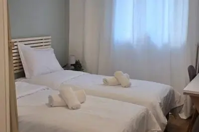 The Stylish Central – 2br Residence for 5