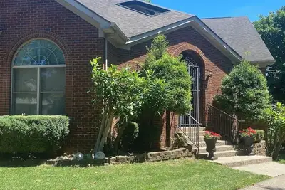 Image de One-of-a- kind 5-bedroom house with lovely lake view in Lexington, Kentucky