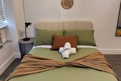 Relaxing Hollywood studio 119