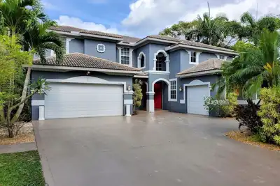 Image de Perfect 5-bedroom spanish villa with Ac and heated pool in gorgeous Jupiter