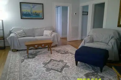 Image de Off the Trail, but still on Track. \nCharming 2-bedroom cottage is waiting for you