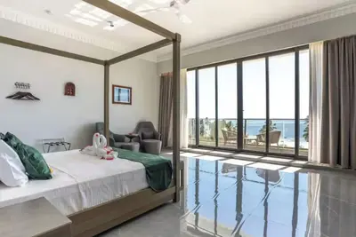 Image de Relaxing Oceanfront Retreat with Spa Near White Sand Beaches and Island Tours