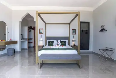 Image de Tropical Seaside Escape with Pool Near Zanzibar East Coast Beaches and Reefs