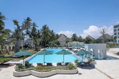 Image de 2 Units | Garden Oasis w/ Jacuzzi & Free Parking: Steps to the Sandy Shores