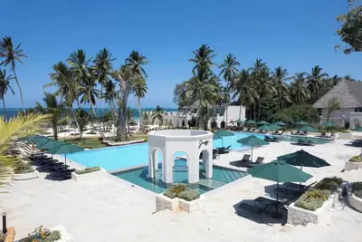 Image de 2 Units | Premium 6-Person Suite w/ Jacuzzi & Garden: Free Parking in Kiwengwa