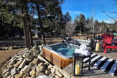 Image de Luxury Invermere Retreat with Hot Tub-walk to Everywhere.