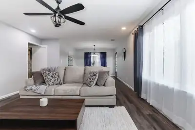 Image de Spacious 3-bedroom house in charming East side neighborhood.