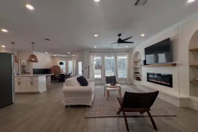 Image de Private guest room in a clean, quiet 4‑bedroom home.