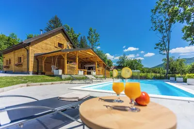 Image de Eco-friendly mountain retreat with pool, jacuzzi, sauna, and panoramic Velebit views.