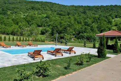 Image de Home in nature with pool, barbecue and entertainment amenities