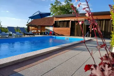 Image de Wooden retreat with pool and jacuzzi in peaceful countryside.